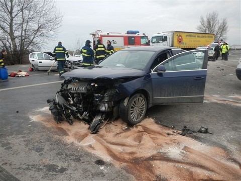 Na obchvate Trnavy sa zrazili dve autá, zranilo sa šesť osôb