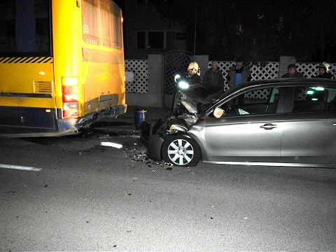 Nehoda v Dolnej Krupej: Vodiča vyslobodili z vraku hasiči
