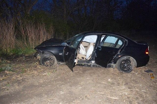 Nehoda pri Voderadoch: Vodič BMW nezvládol jazdu cez kruhový objazd