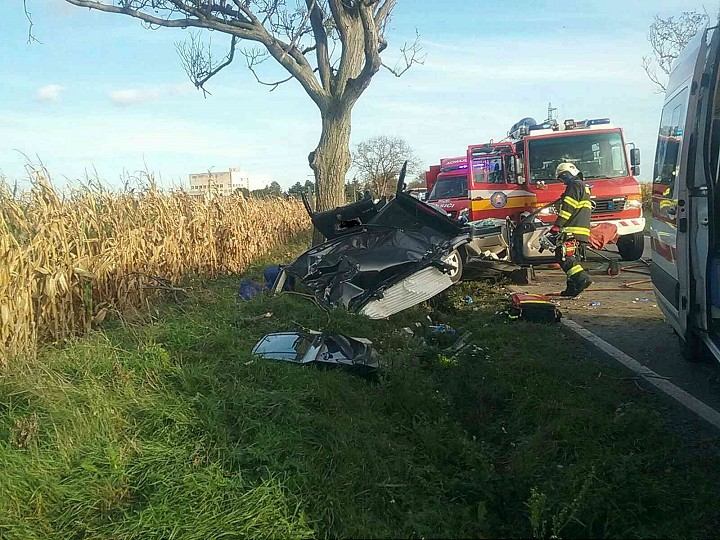 Medzi Trnavou a Zvončínom havarovalo auto, zasahovať museli hasiči