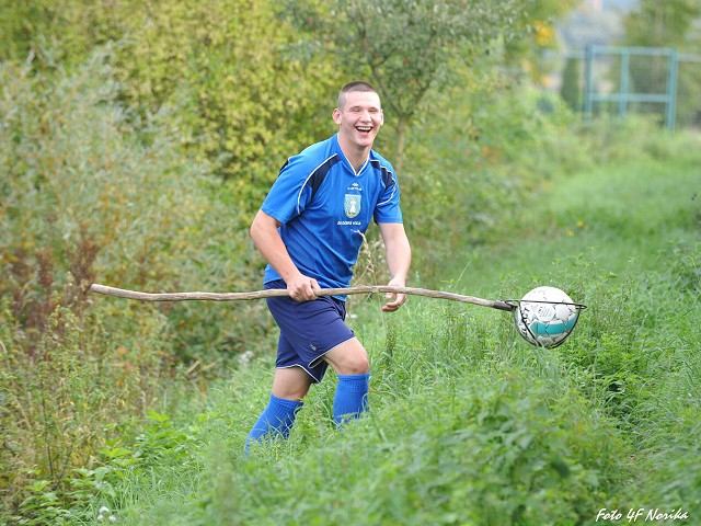 Foto týždňa: Počas zápasov v Dobrej Vode občas podnikajú futbalisti záchranné misie