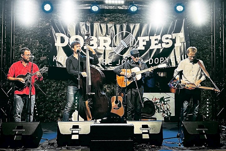 Organizátori Dobrofestu reagujú na počasie, štvrtkový koncert bude pod strechou