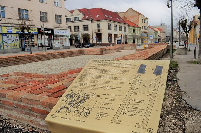 K náznaku Dolnej brány pribudla tabuľka s popisom jej histórie