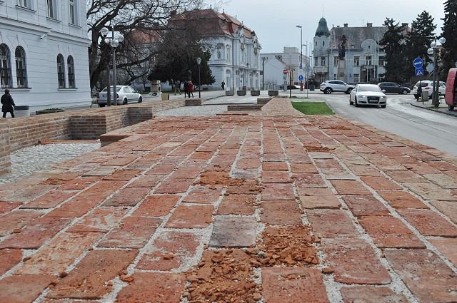 Tehly na Dolnej bráne sa drobia, trnavská radnica stavbu reklamovala