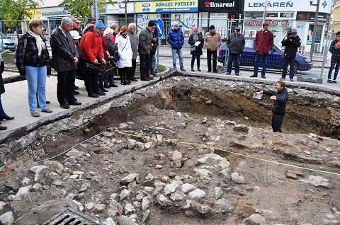 Práce na Dolnej bráne sa naplno rozbehnú zrejme až na jar