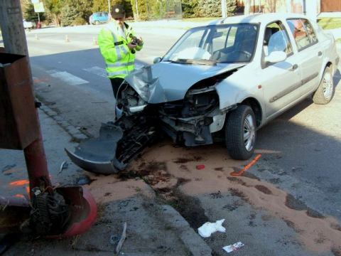 Štyria ľudia, dvaja muži, žena a dievča, sa zranili pri nehode