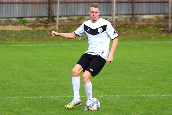 Futbal, 8. liga A: Zeleneč zdolal aj Biely Kostol, Slávia vysoko vyhrala