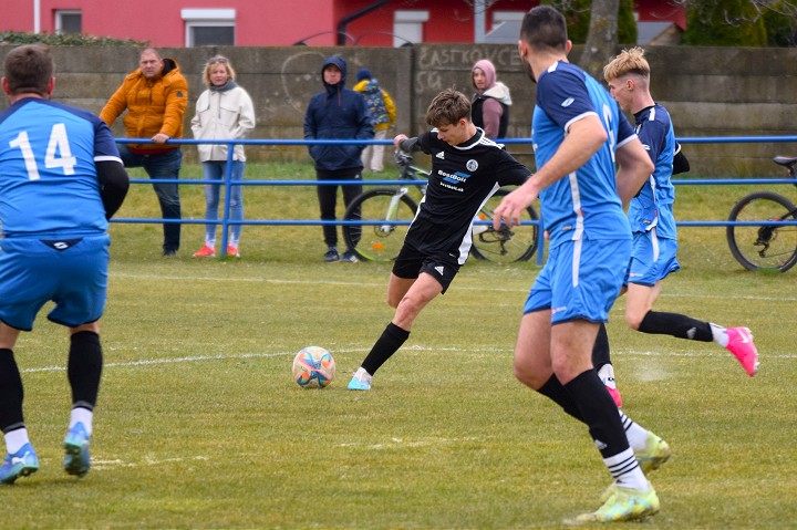 Futbal, 8. liga A: Biely Kostol zdolal Sláviu, znížil stratu na Ružindol