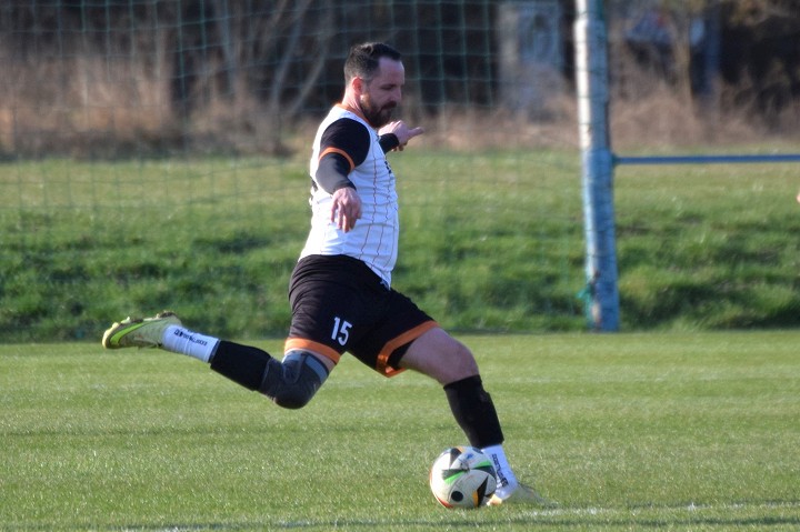 Kam za futbalom? Zeleneč hrá o záchranu s Kátlovcami, Dolný Lopašov so Šulekovom