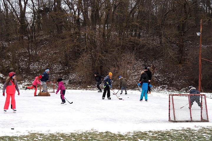 Mrzne. V Dolných Otrokovciach sa korčuľujú tak, ako kedysi