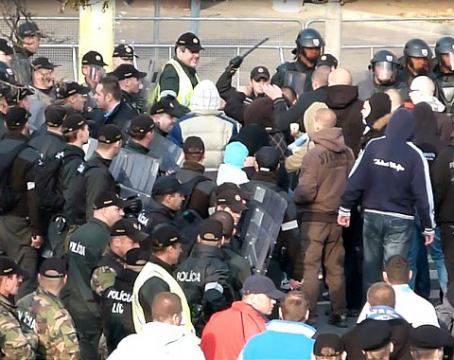 VIDEO: Slovanisti dostali na frak! Na trávniku, v hľadisku i od policajtov