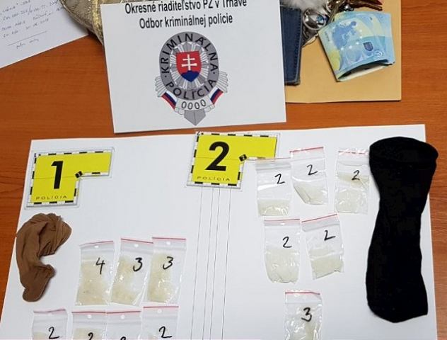 V Šulekove chytili dílerku drog, v Piešťanoch mladíka s marihuanou