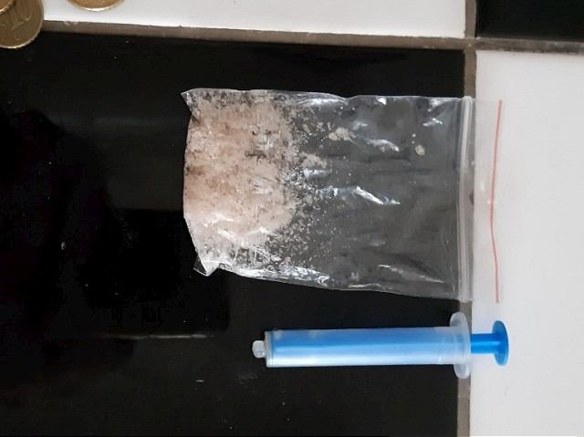 Mala podmienku, opäť ju chytili s drogami. Dílerka skrývala metamfetamín v spodnej bielizni