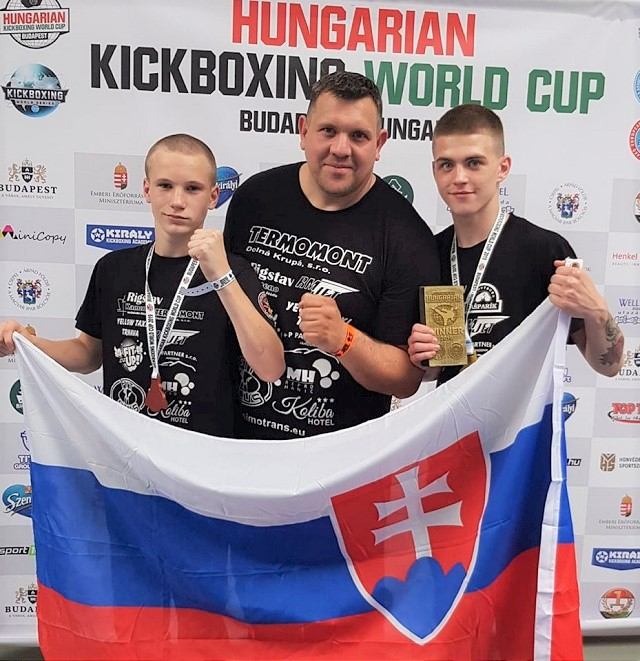 Kickboxer Patrik Nitecki valcuje súperov, z Budapešti priniesol zlatú medailu
