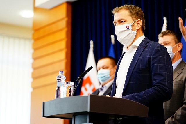 Vláda pre koronavírus obmedzí pred a počas Veľkej noci pohyb ľudí