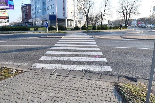 Vodič automobilu zrazil chodkyňu, polícia žiada svedkov nehody o pomoc
