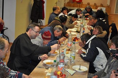 Bezdomovci zasadli k štedrej večeri, vytkli im nezáujem o prácu