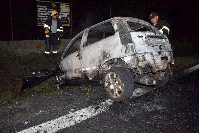 Nehoda pri výjazde z Trnavy na Bučany: Automobil po náraze skončil v plameňoch
