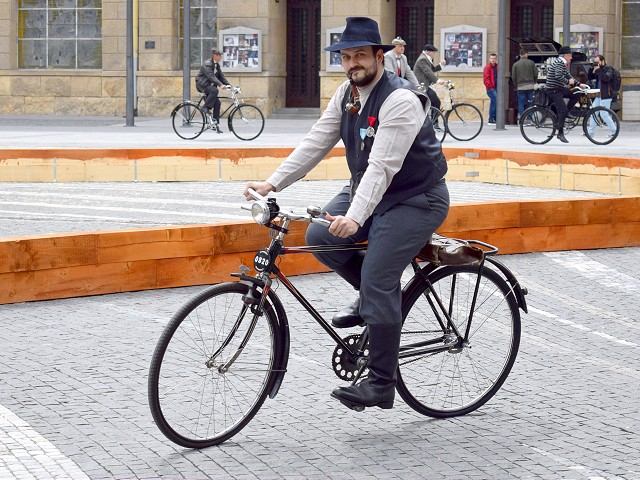 Nadšenci historických bicyklov prešli ulicami Trnavy, uctili si kamaráta