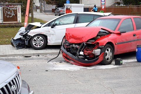 Na Kopánke prišlo k dopravnej nehode, vozidlo zramovalo verejné osvetlenie