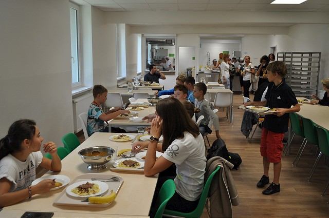 Školáci z Bottovej už obedovali vo vynovenej dočasnej jedálni