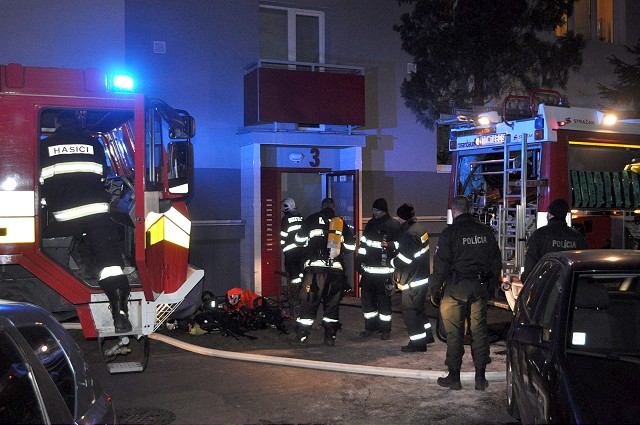 FOTO: Na Špačinskej ulici horel byt, evakuovali desiatky ľudí