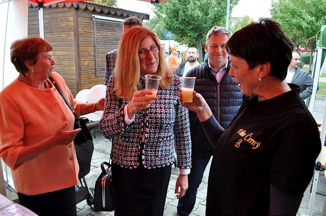 Ministerka Gabriela Matečná na jarmoku koštovala burčiak aj trdelník