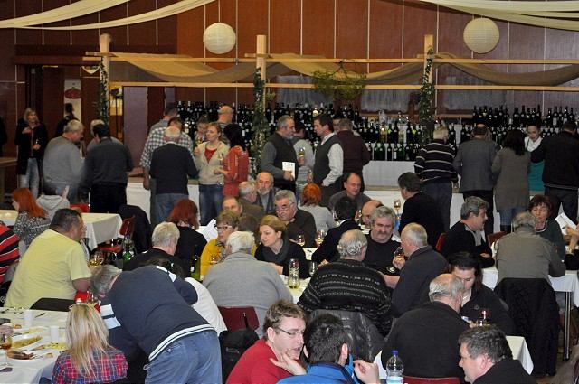V Cíferi to žilo, ľudí prilákali do kultúrneho domu stovky vzoriek vín
