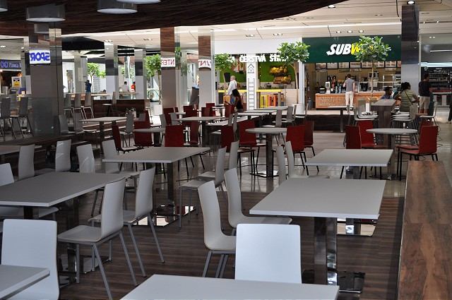 Slovensko zatvára všetky školy, akvaparky, diskotéky, cez víkend aj nákupné centrá