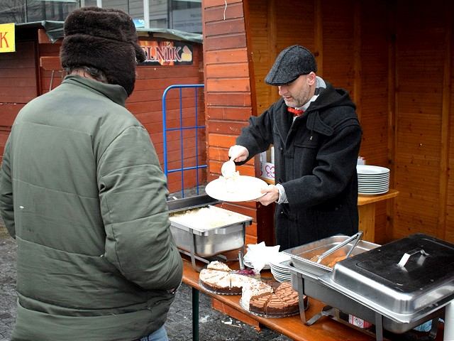 Priamo na námestí podávali štedrú večeru pre osamelých