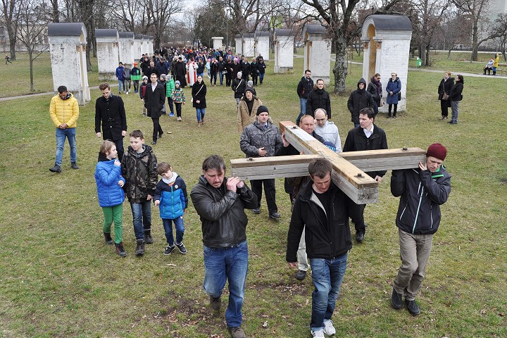 V Trnave bude sviečková krížová cesta aj tradičné nesenie krížov mestom