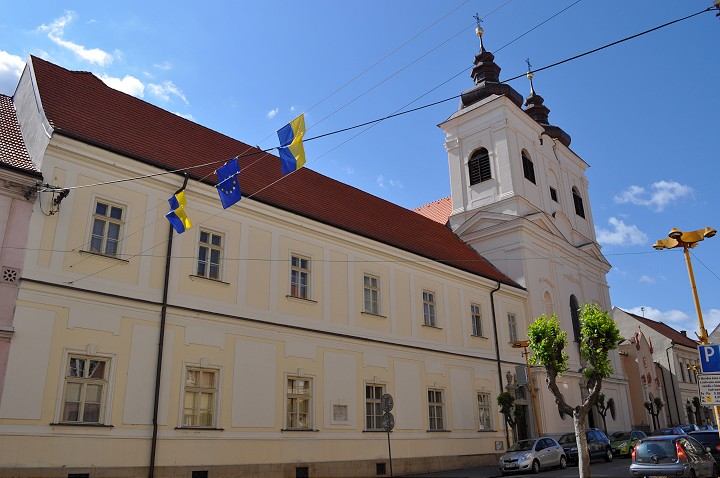 V kostoloch platia tiež prísne obmedzenia počtu účastníkov bohoslužieb