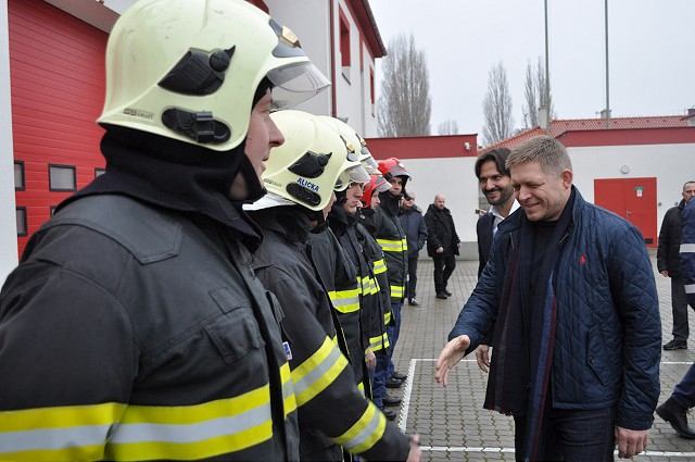 Fico s Kaliňákom navštívili na Štedrý deň piešťanských hasičov