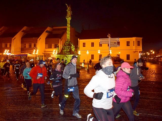 FOTO: Night Run Trnava vyhral Pástor, centrom mesta bežalo viac ako 360 ľudí
