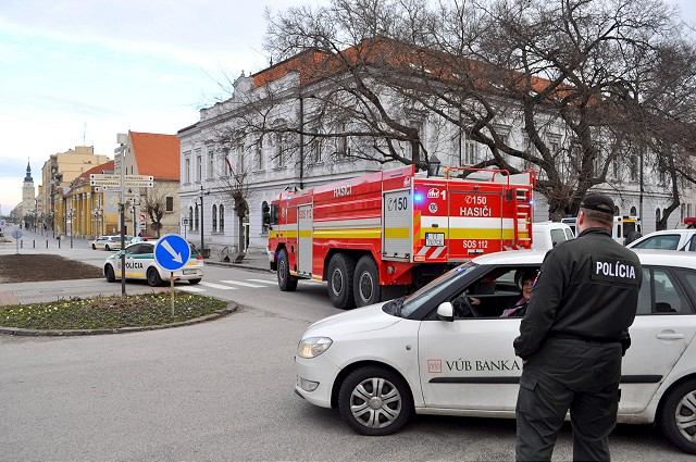Na súde v Trnave nahlásili bombu, polícia uzavrela budovy a okolie