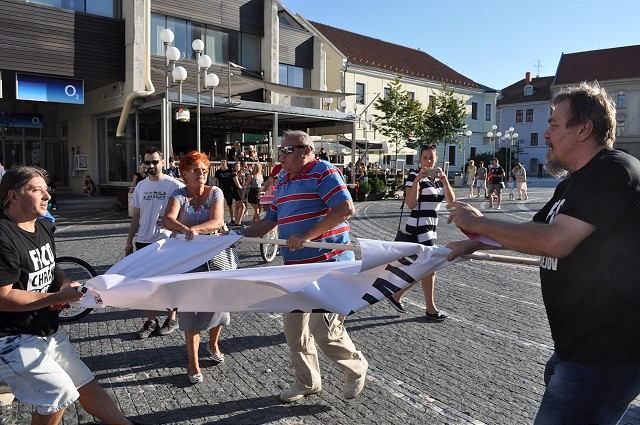 FOTO: Na opozičný protest v Trnave prišli aj priaznivci Smeru, transparent im polepili