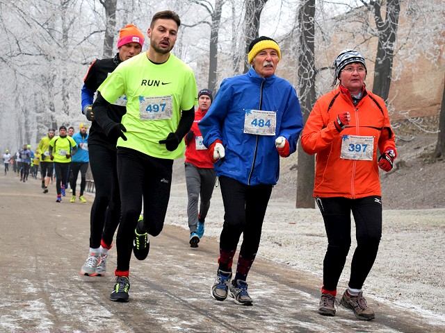 FOTO: Novoročný beh vyhral Trnavčan Hladík, trať absolvoval aj žonglér s loptičkami