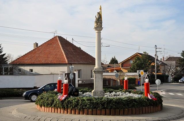 V Šúrovciach majú opäť adventný veniec, okolo ktorého jazdia autá