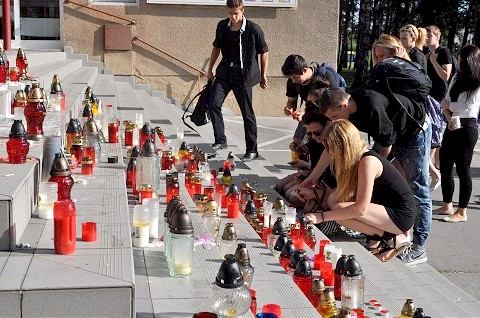 Športové gymnázium ovládla čierna farba a smútok