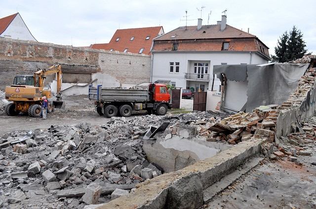 Otvárajú nový pohľad na hradby: Búranie na Rybníkovej umožní vytvoriť oddychovú zónu