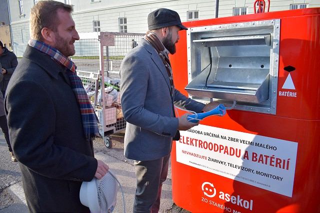Ďalší krok k ekológii: V Trnave pribudli červeno-biele kontajnery na elektroodpad