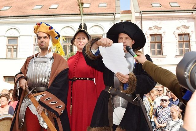 FOTO: Jarmok oficiálne otvorili, mestom išiel dobový sprievod