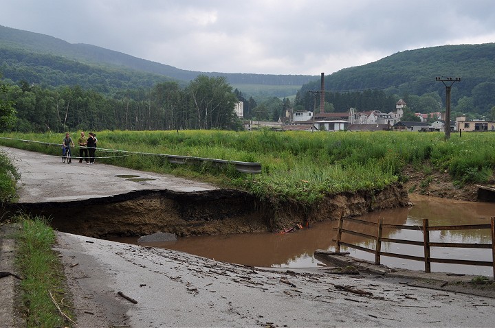 Voda strhla most, zaplavila pivnice. Horné Orešany sa pred 10 rokmi vytrápili