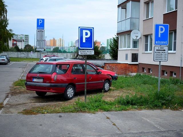 Obyvatelia sídliska na Koniarkovej platia mestu dane, dostatočné služby nedostávajú