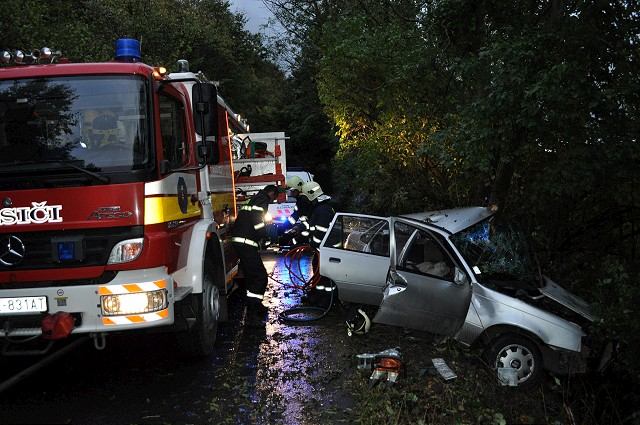 Vážna nehoda pri Cíferi, auto narazilo do stromu