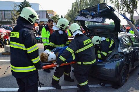 Rušno pred Relaxom: Hasiči nacvičovali zásah pri dopravných nehodách