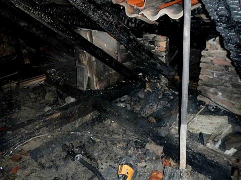 Hasiči zasahovali v centre Trnavy, na Kapitulskej horela strecha domu