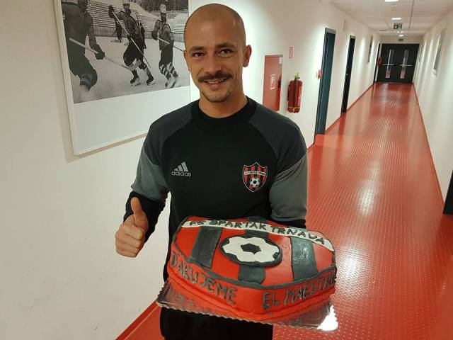 Tréner Spartaka El Maestro dostal darček od fanúšikov, upiekli mu tortu