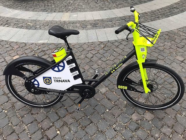 Zdieľané elektrobicykle sa v Trnave ujali, mesto plánuje systém vylepšovať