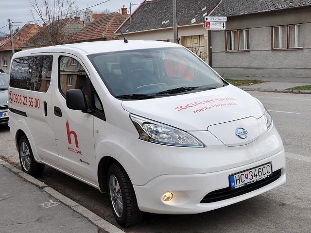 Mesto Hlohovec kúpilo elektromobil, slúži ako sociálny taxík
